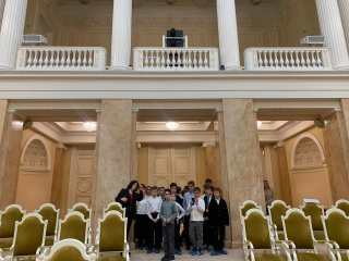 26 апреля учащиеся 5В класса посетили Мариинский дворец, в котором для них была организована экскурсия по залам Законодательного собрания Санкт-Петербурга. 